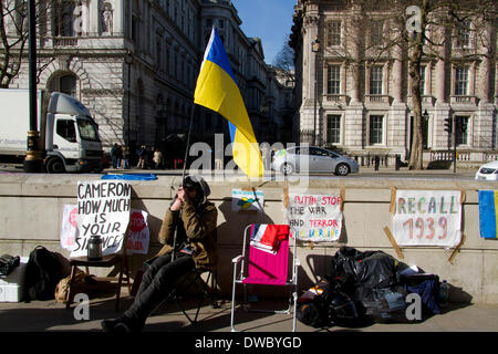 Westminster London, UK. 5. März 2014. Ukrainische Demonstranten weiterhin einen 24-Stunden Schicht Protest außerhalb Downing Street mit Plakaten der russische Militärintervention in der anspruchsvollen Crimea im Anschluss an die britische Regierung ihre Versprechen auf dem Budapester Memorandum über Sicherheitsgarantien zu halten im 1994 unterzeichnet. Bildnachweis: Amer Ghazzal/Alamy Live-Nachrichten Stockfoto
