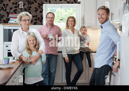 Porträt der glückliche mehr-Generationen-Familie in Küche Stockfoto