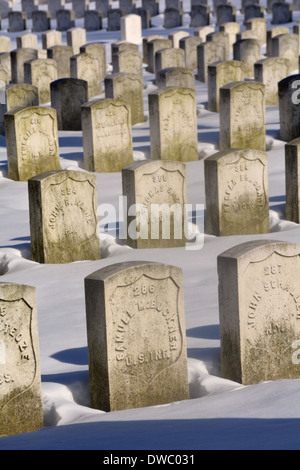 Militärische Grabsteine auf dem Cypress Hills National Cemetery in Brooklyn, New York Stockfoto