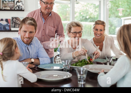 Mehr-Generationen-Familie, die dem gemeinsamen Mittagessen zu Hause Stockfoto