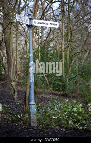 Eine altmodische Wegweiser im Queens Wald Wegbeschreibungen in Connaught Gärten & Highgate Wald Stockfoto