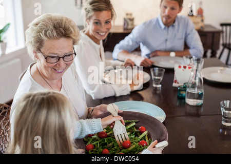 Mehr-Generationen-Familie zu Mittag am Esstisch Stockfoto