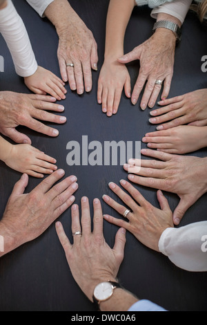 Direkt über dem Schuss des mehr-Generationen-Familie legte Hände im Kreis Stockfoto