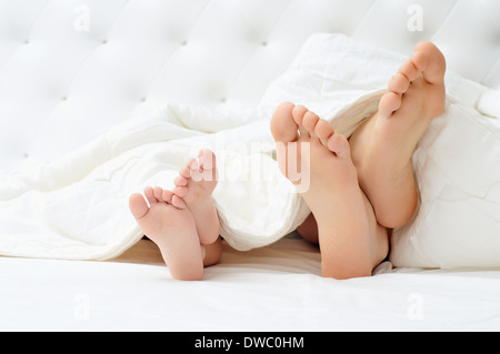 Familie der Füße im Bett Stockfoto