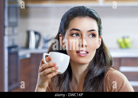 eine Schönheit Mädchen auf dem Hintergrund der Küche Stockfoto