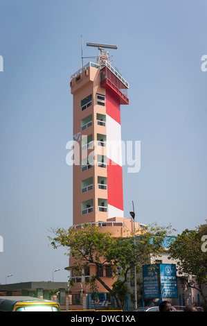 Indiens Hauptstadt Tamil Nadu Chennai Madras Südlich der modernen Leuchtturm Radar Antenne gebaut 1976 North Marina Beach Bäume Autos Sign U-Wasser Bereich Stockfoto