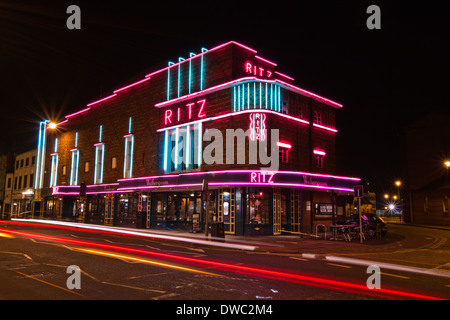 Der Ritz Kino, High Street, Lincoln, Lincolnshire. 1937 erbaut ist das Kino Art-Déco-Stil ein Schatz zu sehen. Stockfoto