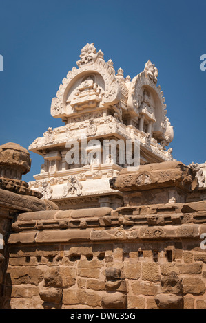 Im südlichen Indien Tamil Nadu Kanchipuram 6. Jahrhundert Kanchi Sri Kailasanthar Hindu Shiva Tempel Turm shikara Bas Relief geschnitzt Abbildung Figuren Statuen Stockfoto