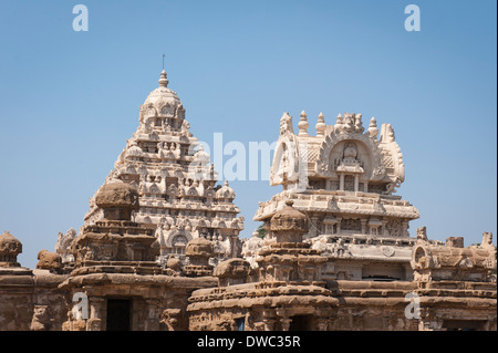 Südindien Tamil Nadu Kanchipuram 6. Jahrhundert Kanchi Sri Kailasanthar Hindu Shiva Tempel Turm Türme Shikara Bas Relief geschnitzte Figuren Statuen Stockfoto