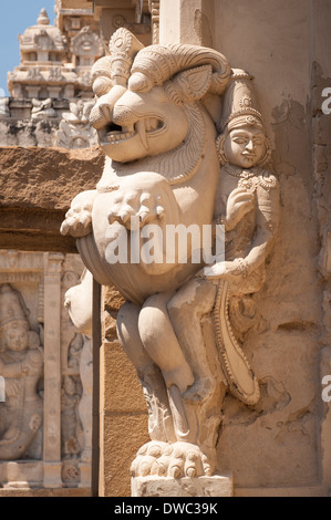 Im südlichen Indien Tamil Nadu Kanchipuram 6. Jahrhundert Kanchi Sri Kailasanthar Hindu Shiva Tempel Turm shikara Flachrelief Abbildung sitzt gehörntes Tier Stockfoto