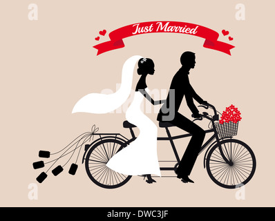 frisch verheiratete Hochzeitspaar auf Tandem-Fahrrad Stockfoto