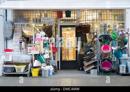 Eine traditionelle britische Hardware Shop oder Store in Dorchester Stadtzentrum Dorset UK mit einem Display oder Eisenwaren außerhalb Stockfoto