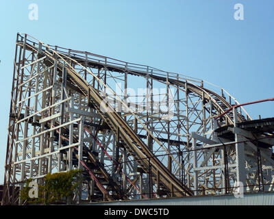 Der hölzerne Walze Küste Zyklon im Astroland in Brooklyn, New York City, USA, 21. August 2014. Die Achterbahn wurde von Vernon Keenan konstruiert und gebaut von Harry C. Baker. Es wurde am 26. Juni 1927 eröffnet. Seit 1991 hat es als eine "nationale historische Wahrzeichen" gelistet. Foto: Alexandra Schuler Stockfoto