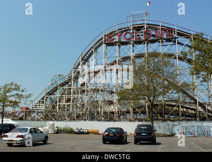 Der hölzerne Walze Küste Zyklon im Astroland in Brooklyn, New York City, USA, 21. August 2014. Die Achterbahn wurde von Vernon Keenan konstruiert und gebaut von Harry C. Baker. Es wurde am 26. Juni 1927 eröffnet. Seit 1991 hat es als eine "nationale historische Wahrzeichen" gelistet. Foto: Alexandra Schuler Stockfoto