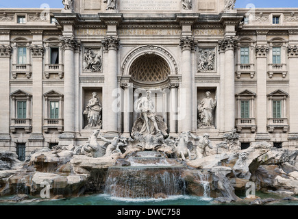 Touristen sammeln der Trevi-Brunnen in Rom, Italien zu bewundern. Stockfoto