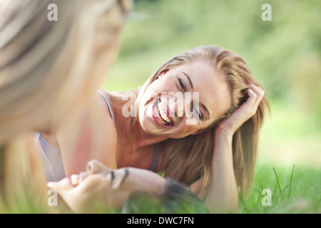 Drei junge Frauen Freunde im Grass liegen Stockfoto
