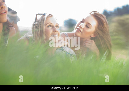 Drei Freunde im Rasen Tagträumen liegend Stockfoto