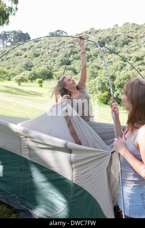 Zwei junge Frauen Freunde Bau Zelt Stockfoto