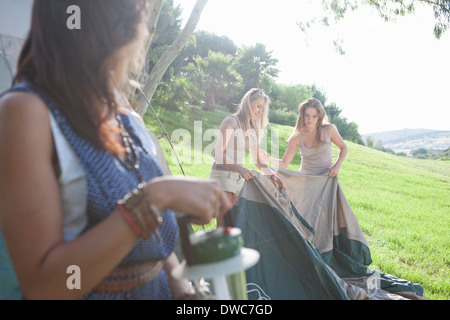 Drei jungen Freundinnen camping Zelt vorbereiten Stockfoto