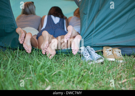 Drei junge Frauen Freunde Füße am Zelteingang Stockfoto