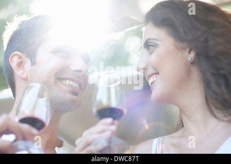 Junges Paar genießen Weinprobe im Weinberg Stockfoto