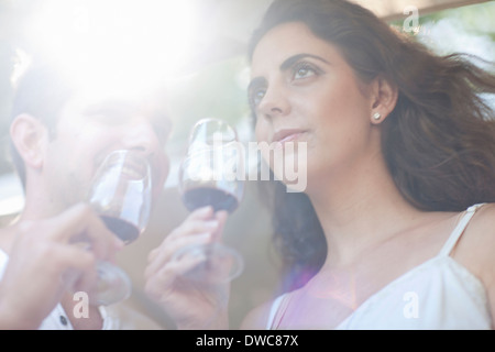 Junges Paar-Weinprobe im Weinberg Stockfoto