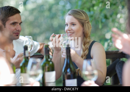 Junge Freunde, schmecken und riechen Wein im Weinberg bar Stockfoto