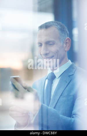 Geschäftsmann Lesetexte auf smartphone Stockfoto