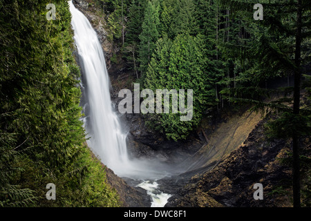 WASHINGTON - Mitte Wallace fällt in Wallace Falls State Park in der Nähe von Goldbarren. Stockfoto