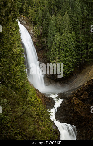 WASHINGTON - Mitte Wallace fällt in Wallace Falls State Park in der Nähe von Goldbarren. Stockfoto