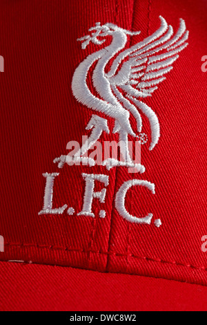 Liverpool Football Club-Emblem auf einem Fußball Stockfoto ...