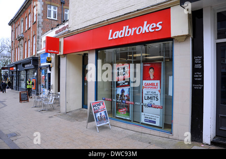 Buchmacher Ladbrokes-Shop mit einem verantwortungsvoll spielen Plakat im Fenster Brighton UK Stockfoto