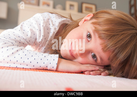 Porträt eines Mädchens auf Teppich liegend hautnah