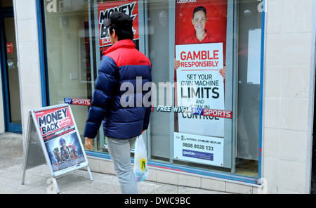 Buchmacher Ladbrokes-Shop mit einem verantwortungsvoll spielen Plakat im Fenster Brighton UK Stockfoto