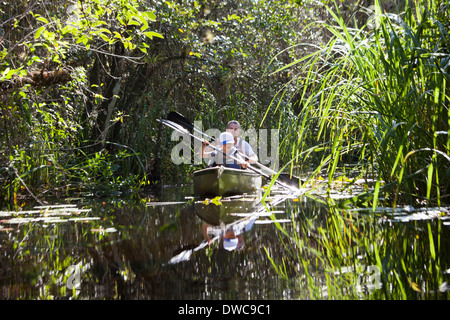 Vater und Sohn in einem Ruderboot, Everglades, Florida, USA Stockfoto