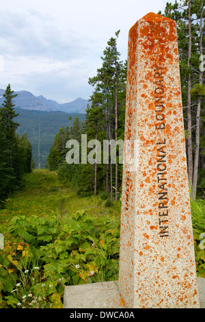 Internationalen Grenzstein in Waterton-Glacier International Peace Park in Montana, USA und Alberta, Kanada. Stockfoto