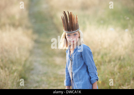 Porträt eines Mädchens in Indianer Kopfschmuck Stockfoto