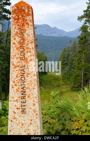 Internationalen Grenzstein in Waterton-Glacier International Peace Park in Montana, USA und Alberta, Kanada. Stockfoto