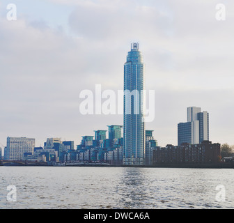 Ansicht von Büro und Wohnung Blöcke an der Themse, London, UK Stockfoto