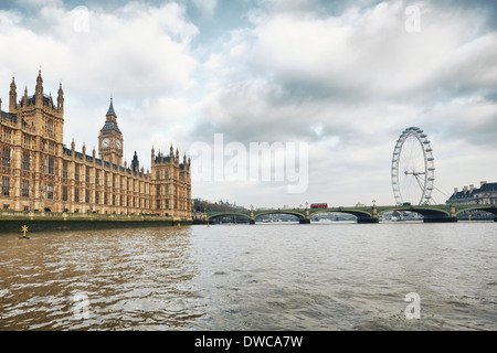 Blick auf das London Eye und den Houses of Parliament, London, UK Stockfoto