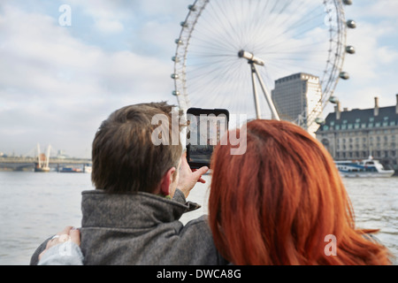 Reife Tourist paar fotografieren London Eye, London, UK Stockfoto