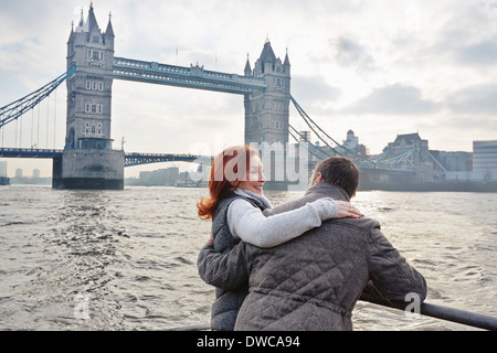 Reife Tourist paar und Tower Bridge, London, UK Stockfoto