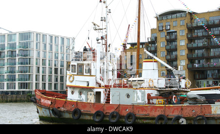 Emshorn Schlepper / Schlepper gebaut 1955 New China Wharf an der Themse in Bermondsey, London vor Anker in Queens Jubilee Stockfoto