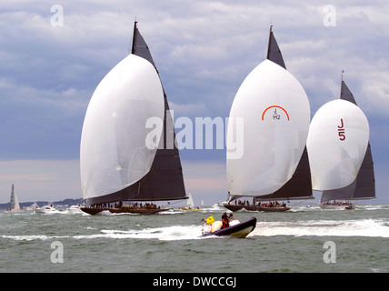 J-Klasse-Yachten racing mit H1 Löwenherz führenden H2 Regenbogen und J5 Ranger in der 2012-Solent J-Class-regatta Stockfoto