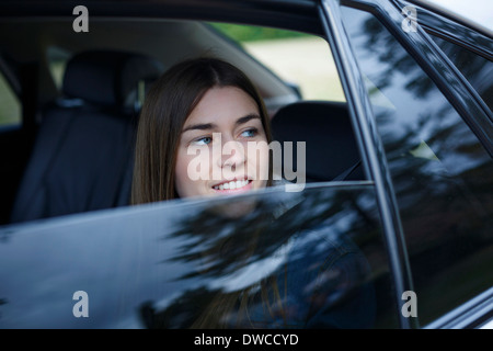 Junge Frau im Auto Stockfoto