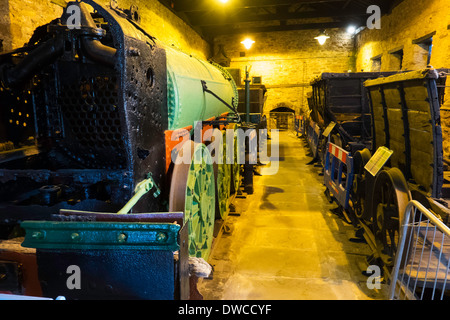 Innere des Soho Schuppen das älteste Gebäude auf der National Railway Museum Shildon UK mit alten Motoren und Wagen für die Wiederherstellung Stockfoto