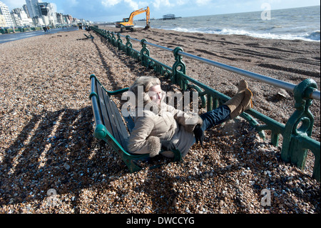 Brighton Beach nach Stürmen, die Tausende von Tonnen Kies und Kiesel vom Strand auf der Promenade, fuhren die Bänke auf dem Abschlussball überschwemmt. Stockfoto