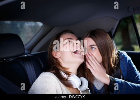 Schwestern Flüstern im Auto Stockfoto