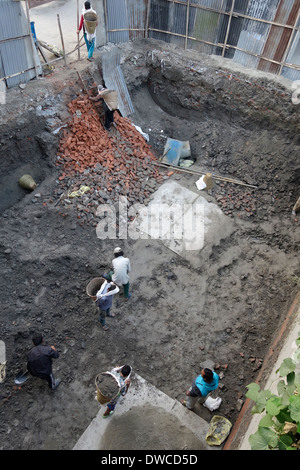 Arbeiter Aushub einer Baustelle von Hand in Kathmandu, Nepal. Stockfoto