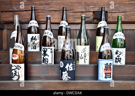 Japanischer Sake Flaschen im Regal Stockfoto